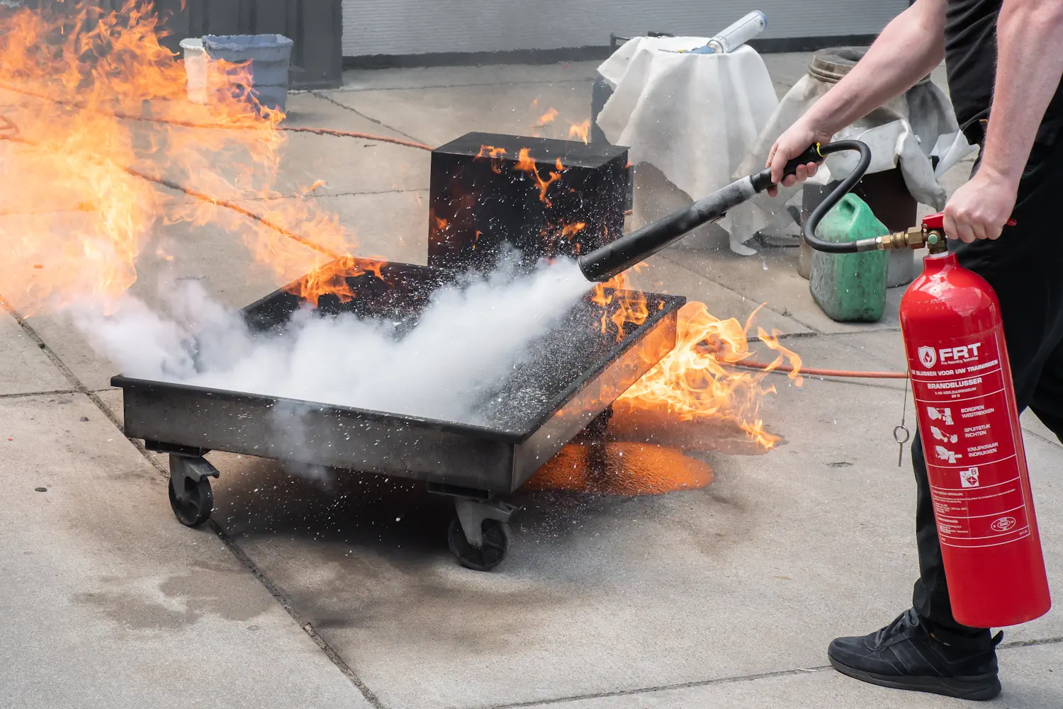 Brandblussen met Brandblusser bij BHV cursus